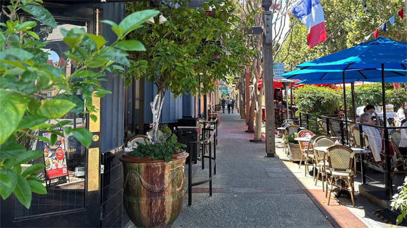 Santa Cruz Ave sidewalk and restaurant