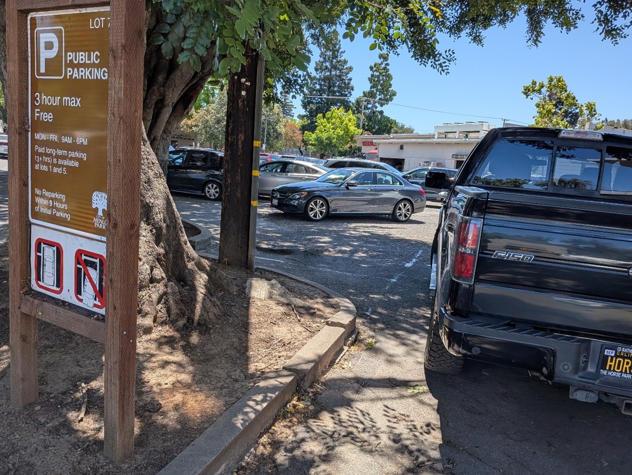 Image of public parking plaza #7.