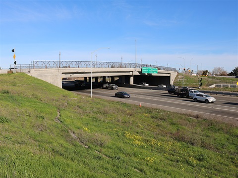 Willow-Road---US-Highway-101-interchange-landscaping.jpg